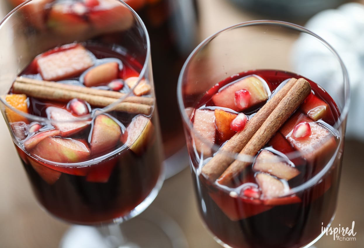 A delicious Autumn Harvest Fall Sangria cocktail recipe! #fall #sangria #autumn #cocktail #recipe #redwine #redsangria