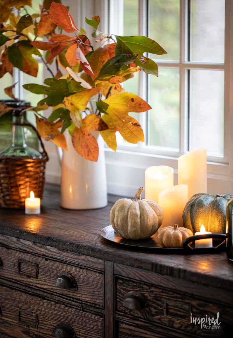 Cozy and Inviting Thanksgiving Table Decor #thanksgiving #tablescape #table #tablesetting #decor #decorations #falldecor #friendsgiving #diningroom