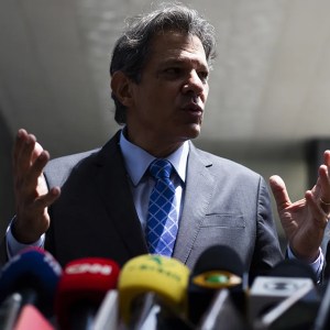 Haddad pede voto de confiança a banqueiros