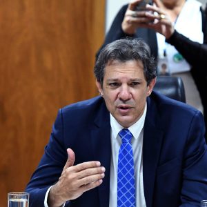 Haddad fala sobre IVA, ‘Desenrola’, Banco Central e regra fiscal em entrevista; leia