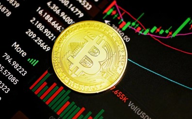 Bitcoin avança 13% na semana e mantém alta apesar de apagão cibernético