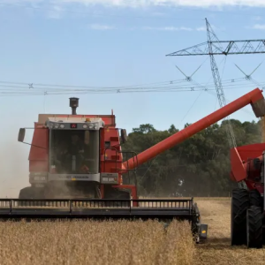 Foto de um trator e semeadeira da SLC Agrícola (SLCE3) colhendo soja. O papel liderou a lista de ações em alta na bolsa de valores em 01/07/2024.