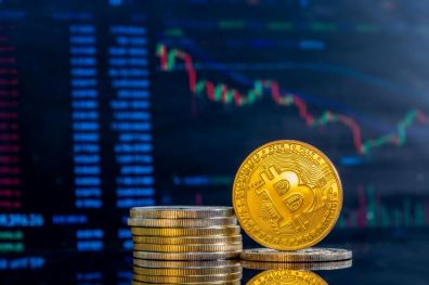 Bitcoin dá pausa em quedas e se mantém acima dos US$ 57 mil com forte fluxo em ETFs