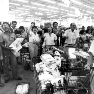 Foto preto em branco de pessoas fazendo fila em um supermercado. A matéria explica o que foi o Plano Cruzado e por que ele fracassou.