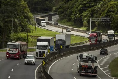 ‘Imposto do pecado’: deputados incluem carros elétricos e deixam caminhões de fora da cobrança