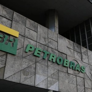 Foto da entrada do prédio da Petrobras, com o logo da petroleira na fachada. A matéria lista as dez maiores pagadoras de dividendos