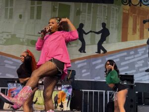 Big Freedia performing with backup dancers