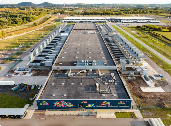 Photograph of the exterior of a Google Cloud data center.