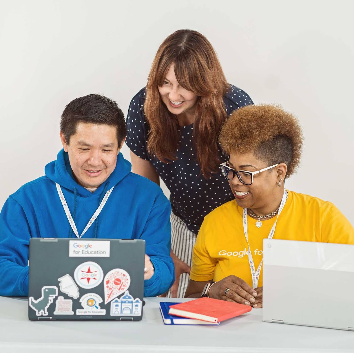 Bilde av tre lærere som jobber sammen på en Chromebook