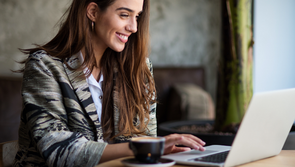 Femmes utilisant un ordinateur