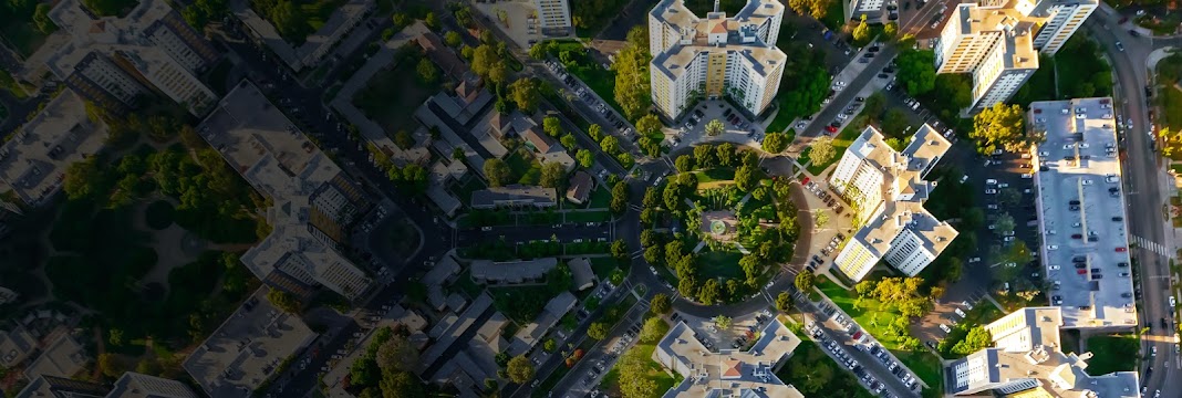 Vista de pájaro de edificios de apartamentos en una ciudad