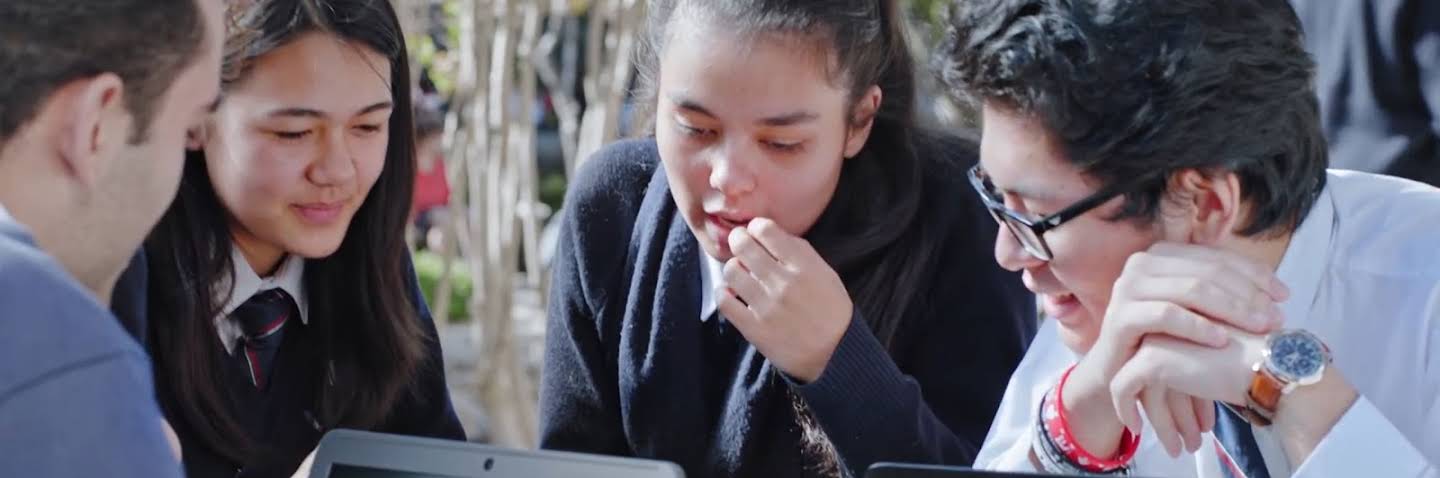 Un grupo de alumnos haciendo sus tareas y charlando entre sí