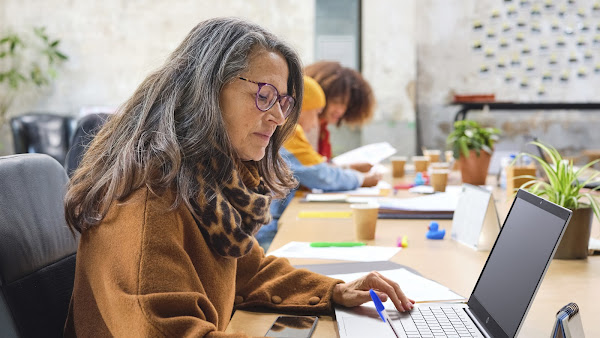 femme utilisant un ordinateur