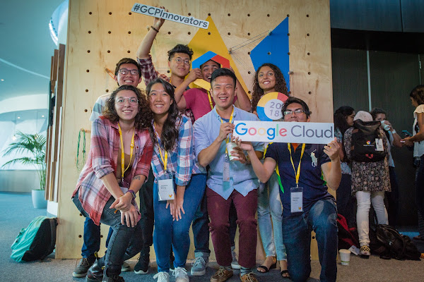 Un grupo de alumnos sonriendo