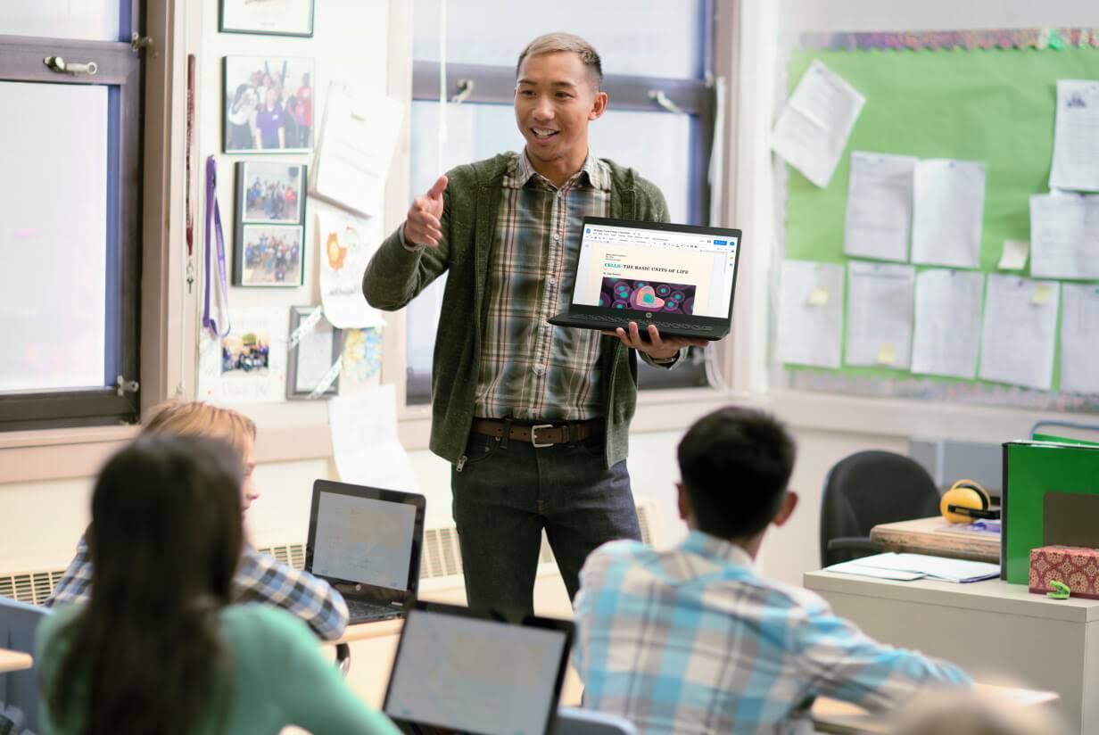 Google 검색창이 표시된 열려 있는 Chromebook.