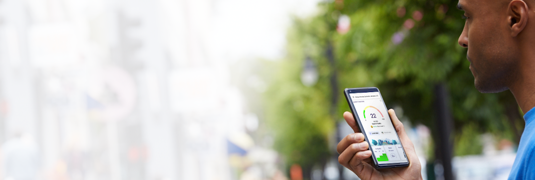 Personne consultant une carte sur la qualité de l'air sur son téléphone mobile