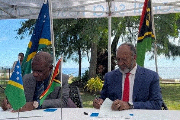 PM Jeremiah Manele and PM Charlot Salwai sign Tirvau border Agreement  (C. Leong)