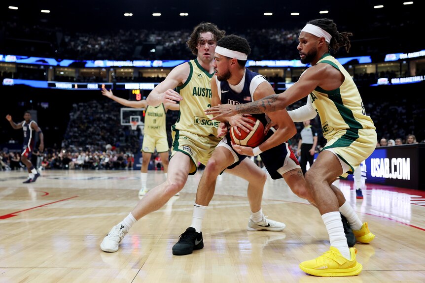 Josh Giddey and Patty Mills trap Devin Booker