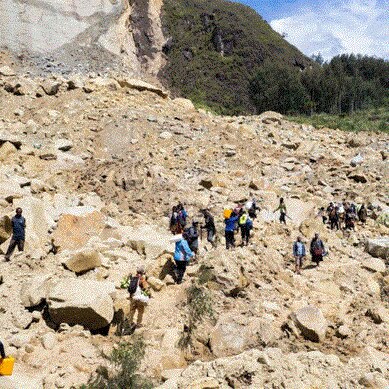 Ol pipol iwok lopng painim ol dai bodi long Mulitaka landslide (Care Int Goroka)