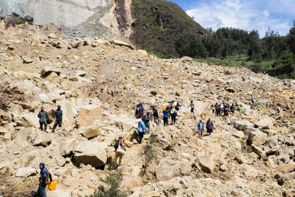 Ol pipol iwok lopng painim ol dai bodi long Mulitaka landslide (Care Int Goroka)