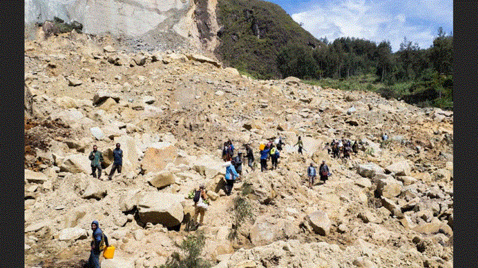 Ol pipol iwok lopng painim ol dai bodi long Mulitaka landslide (Care Int Goroka)