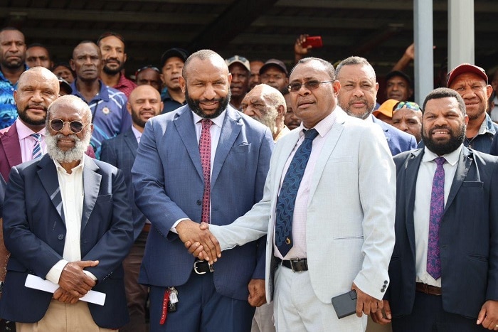 PNG oposisen lida Douglas Tomuriesa, Rainbo Paita na ol memba blong oposisen