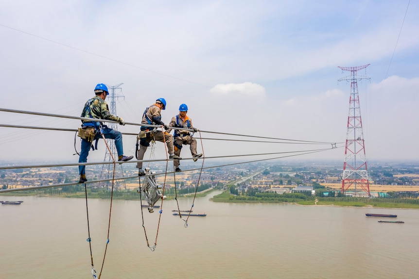 Construction of a high voltage power line in 2022