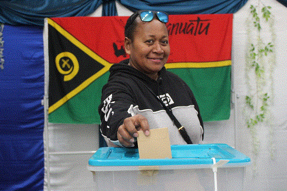 Wan woman putum vout blong Vanuatu Constitutional referendum (VEO)