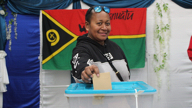 Wan woman putum vout blong Vanuatu Constitutional referendum (VEO)