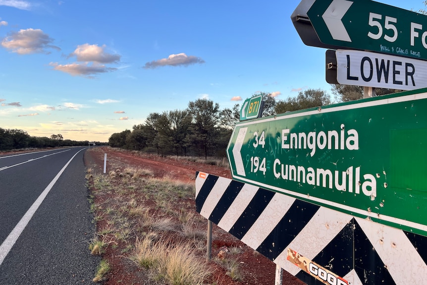 Picture of road sign beside bitumen road 