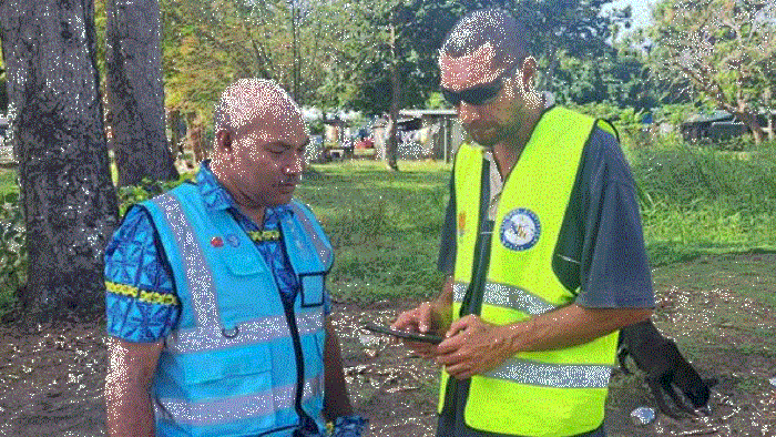 Wanpla Kuni LLG enumerator (R) i soin Census Coordinator Morea Arua hau emi yusim tablet (T. Gunga)