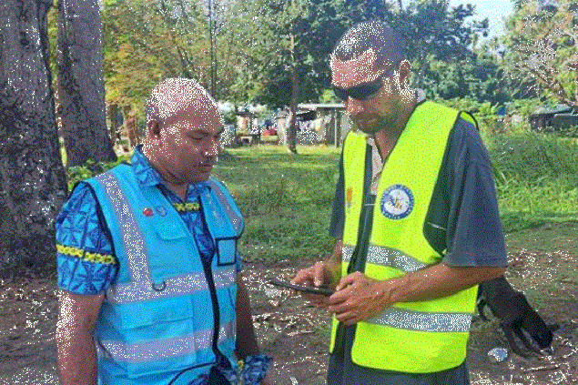 Wanpla Kuni LLG enumerator (R) i soin Census Coordinator Morea Arua hau emi yusim tablet (T. Gunga)