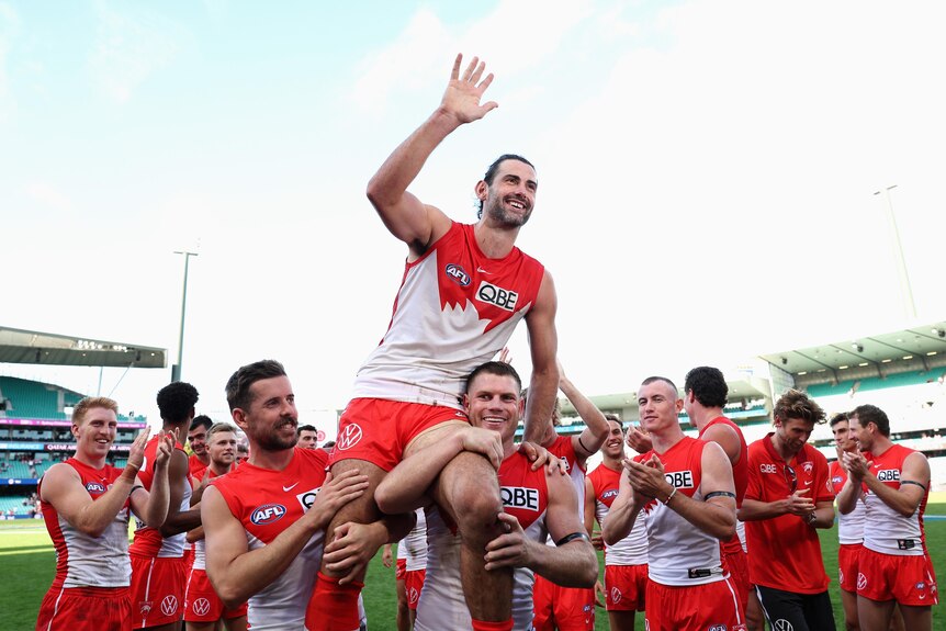 Brodie Grundy is chaired off by Sydney teammates