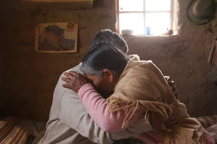 José and Luisa hug in the film Utama