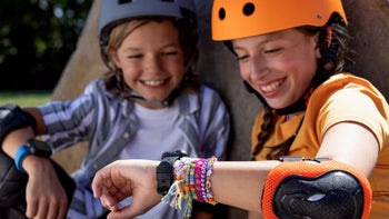 T-Mobile's new free smartwatch for kids has a flashlight, two cameras, and a help button