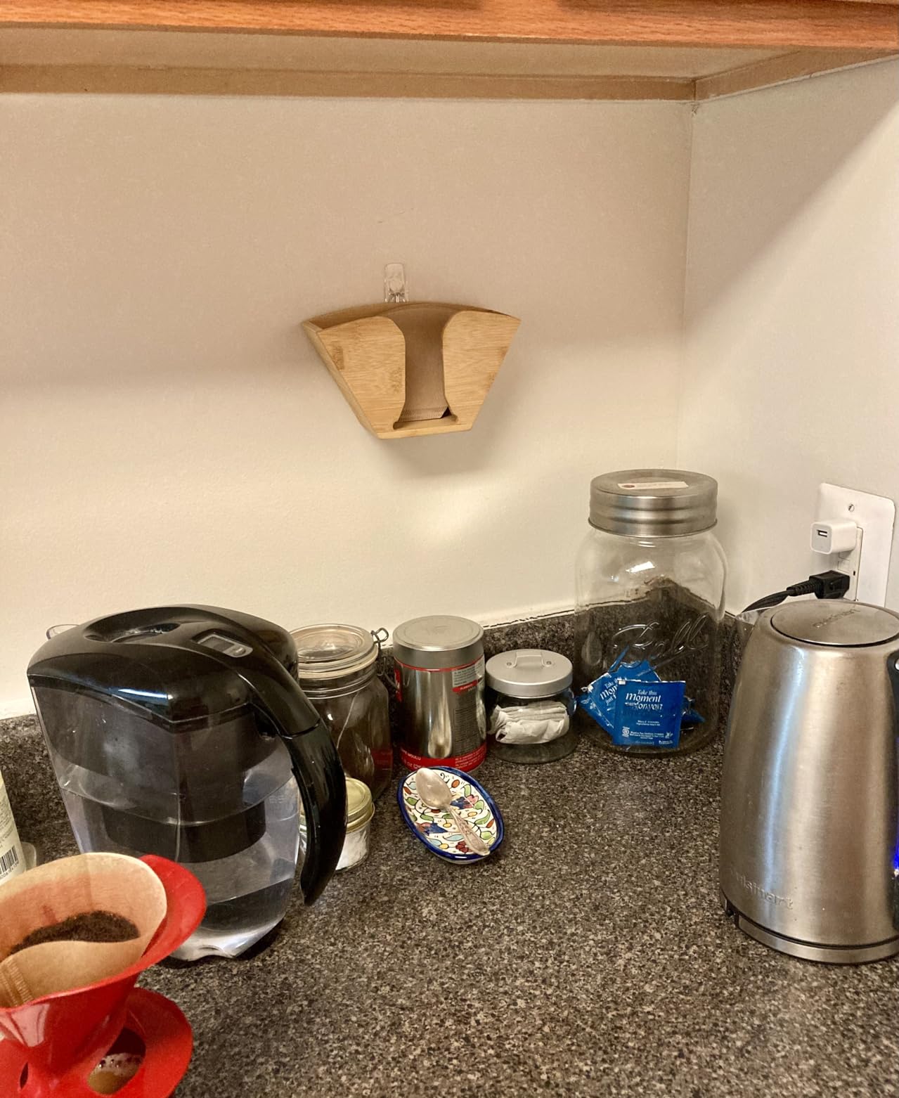 Helps declutter kitchen counter