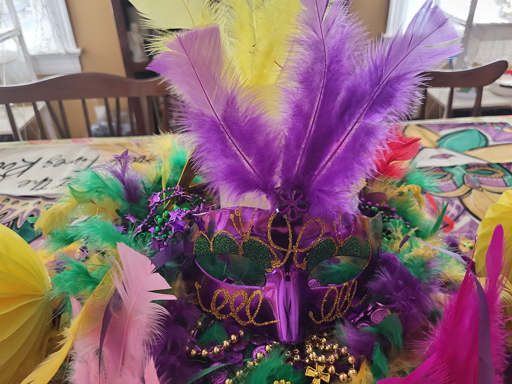 Add just the right vibe to my dining room decor during the mardi gras season