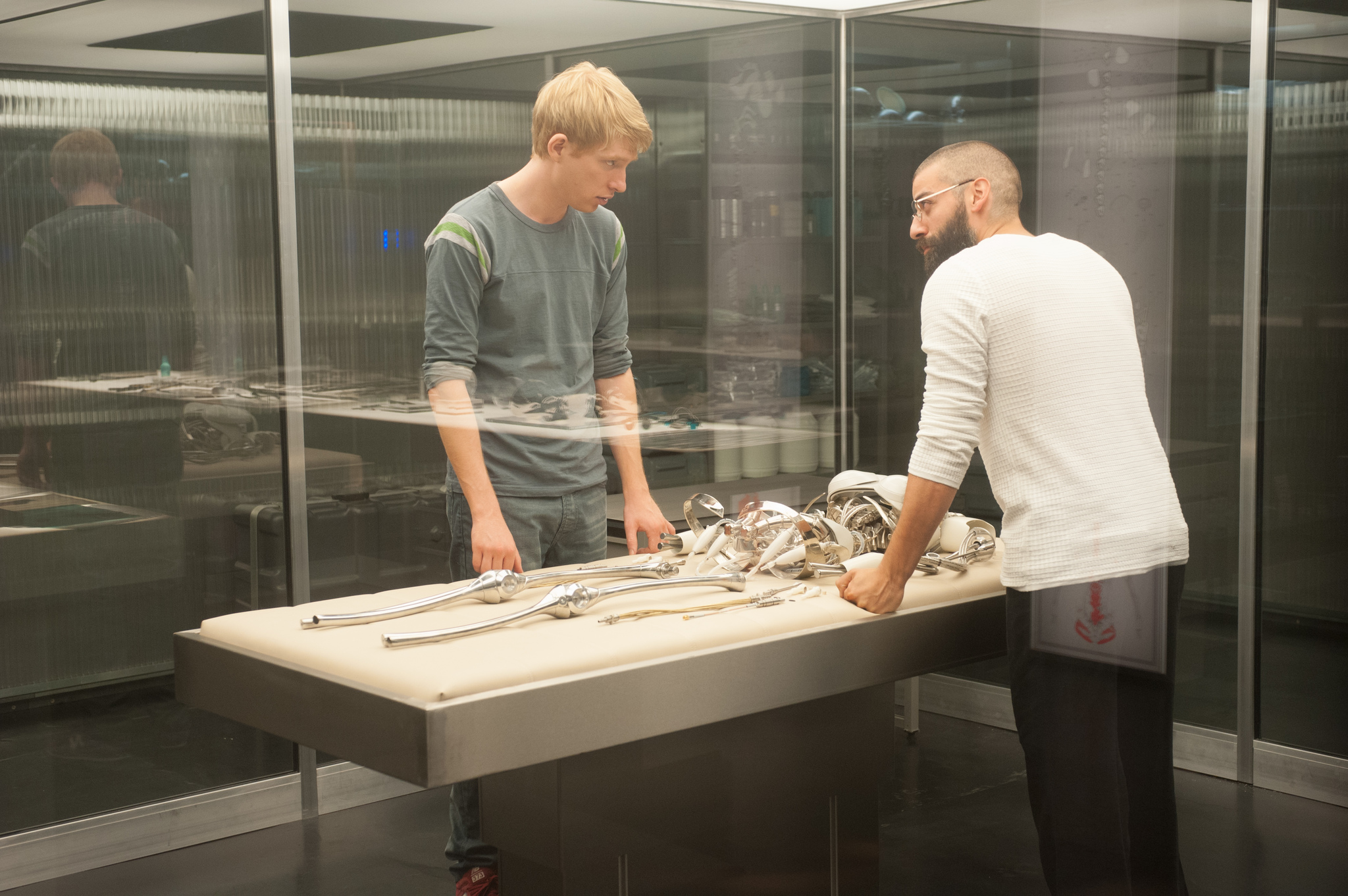 Oscar Isaac and Domhnall Gleeson in Ex Machina (2014)