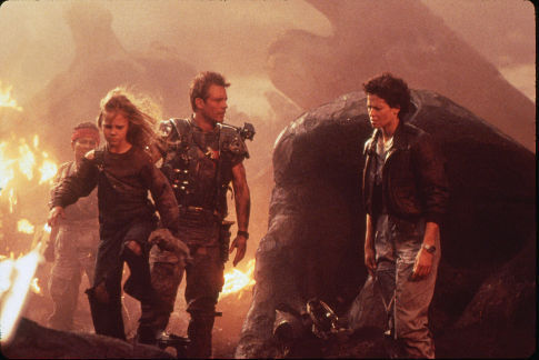 Sigourney Weaver, Michael Biehn, Jenette Goldstein, and Carrie Henn in Aliens (1986)