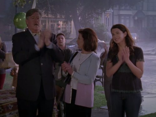 Edward Herrmann, Kelly Bishop, and Lauren Graham in Gilmore Girls (2000)