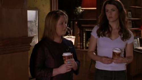 Lauren Graham and Melissa McCarthy in Gilmore Girls (2000)