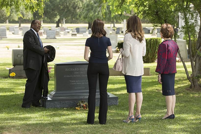 George Anthony Bell, Kelly Bishop, Alexis Bledel, and Lauren Graham in Gilmore Girls: A Year in the Life (2016)