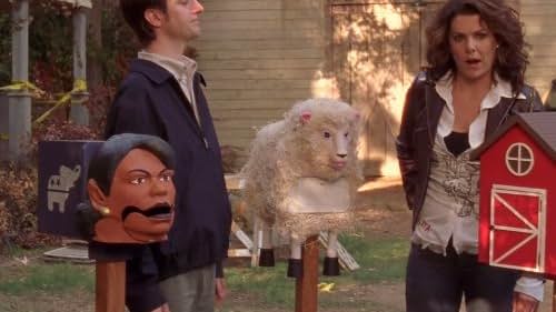 Lauren Graham and Sean Gunn in Gilmore Girls (2000)