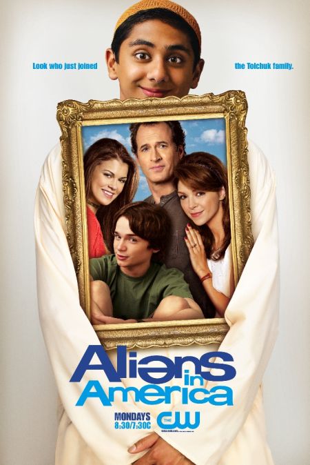 Dan Byrd, Scott Patterson, Amy Pietz, Lindsey Shaw, and Adhir Kalyan in Aliens in America (2007)