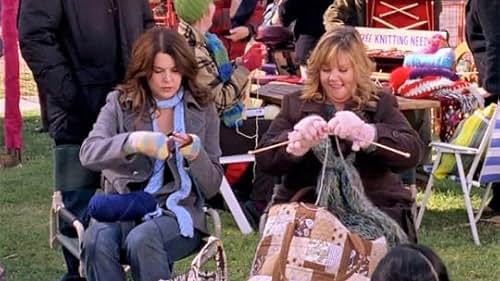 Lauren Graham and Melissa McCarthy in Gilmore Girls (2000)
