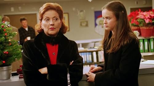 Kelly Bishop and Alexis Bledel in Gilmore Girls (2000)