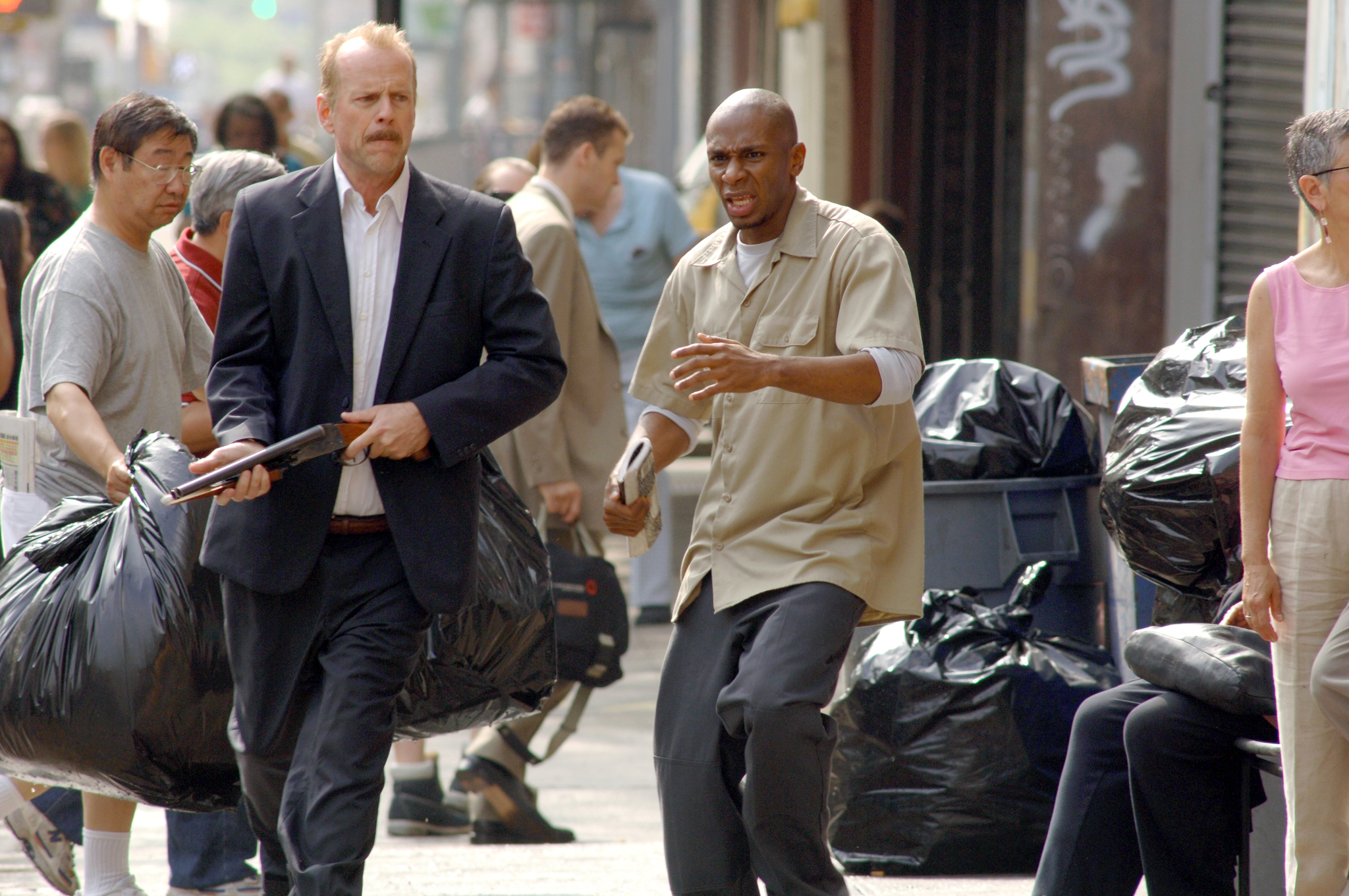 Bruce Willis and Yasiin Bey in 16 Blocks (2006)