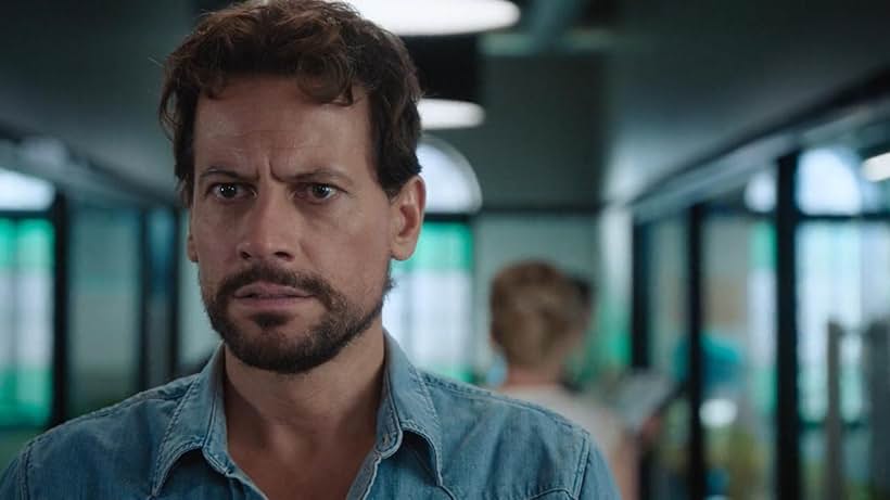 Ioan Gruffudd in Harrow (2018)