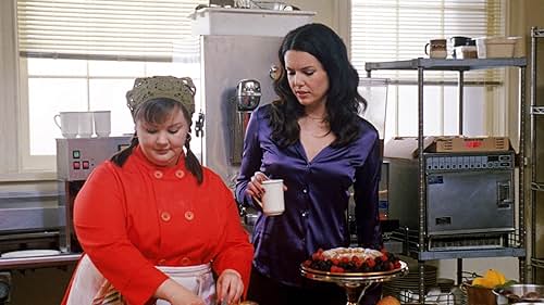 Lauren Graham and Melissa McCarthy in Gilmore Girls (2000)