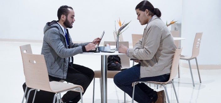 dos hombres ocupados con su trabajo